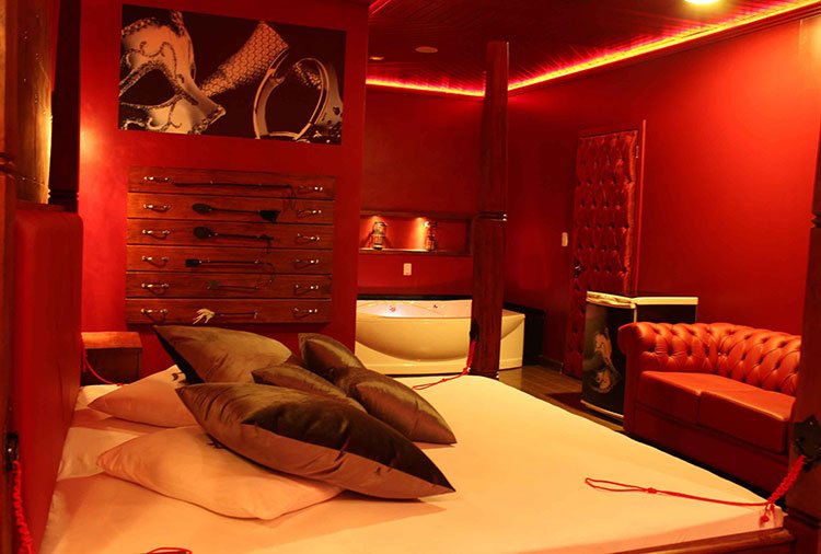 Suíte 27 - Cinquenta Tons de Cinza - Motel Casa de Pedra, Carazinho