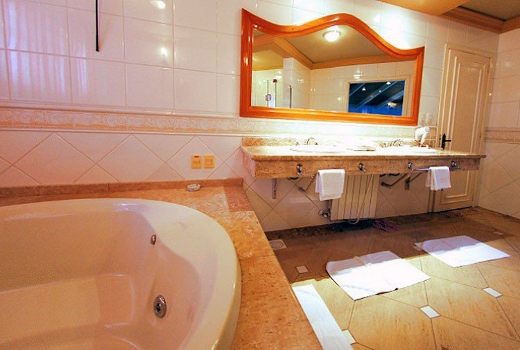 Motel Avenida, Gramado - Suíte Real foto 6